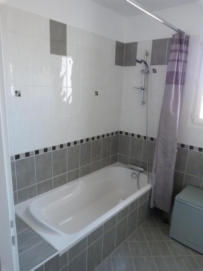 Bed and Breakfast Chez Patrick Roujan Экстерьер фото